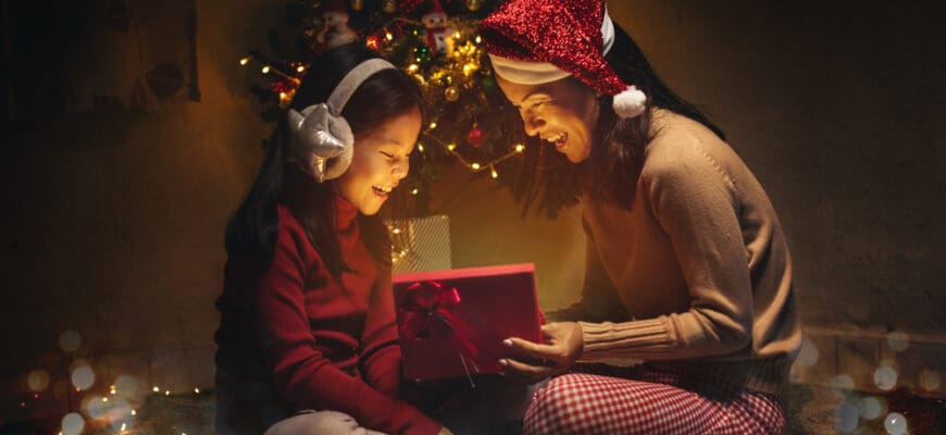 Asian,Mother,And,Daughter,Open,Christmas,Lighting,Present,Gift,Box